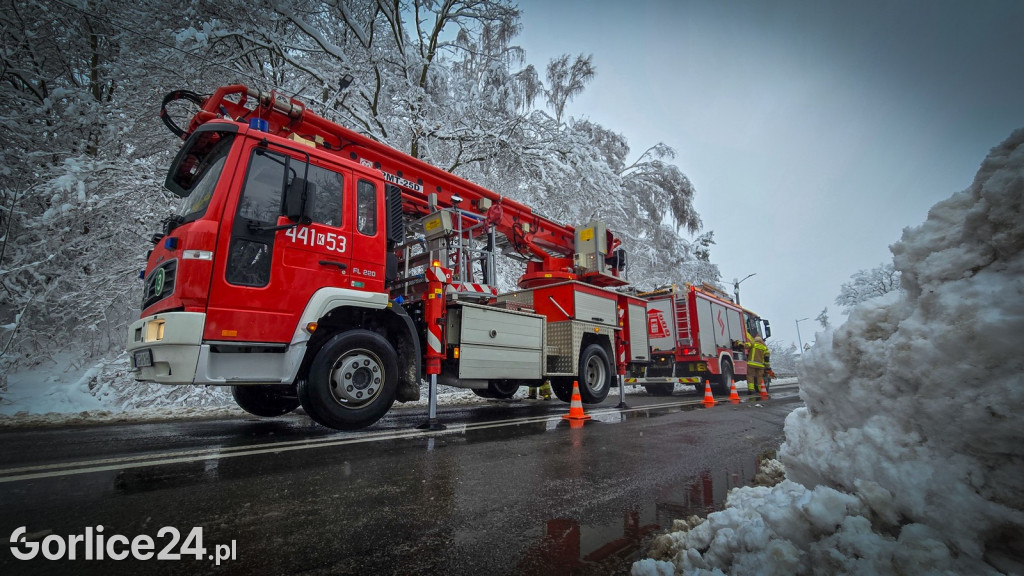 Gorlice. Akcje strażaków usuwania skutków śnieżycy (23.11.)