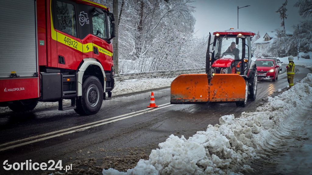 Gorlice. Akcje strażaków usuwania skutków śnieżycy (23.11.)