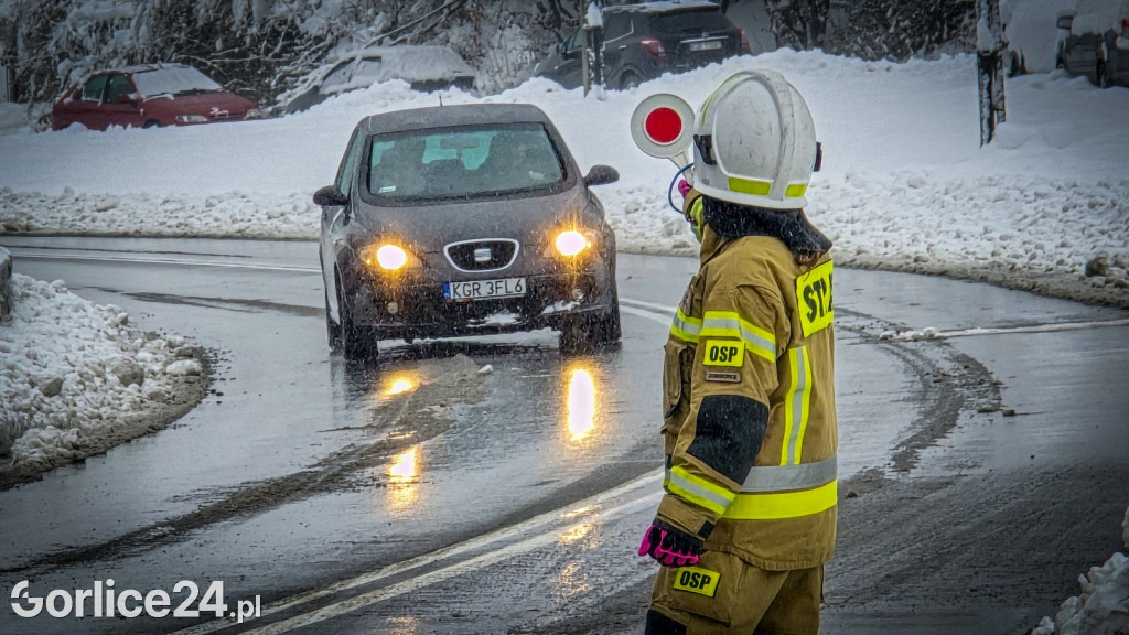 Gorlice. Akcje strażaków usuwania skutków śnieżycy (23.11.)