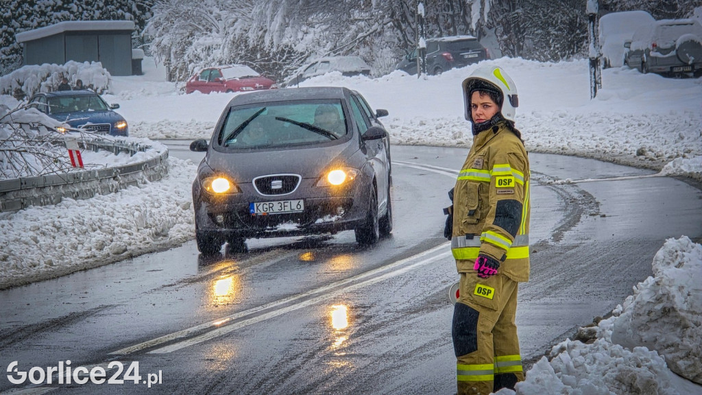 Gorlice. Akcje strażaków usuwania skutków śnieżycy (23.11.)