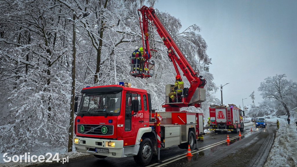 Gorlice. Akcje strażaków usuwania skutków śnieżycy (23.11.)
