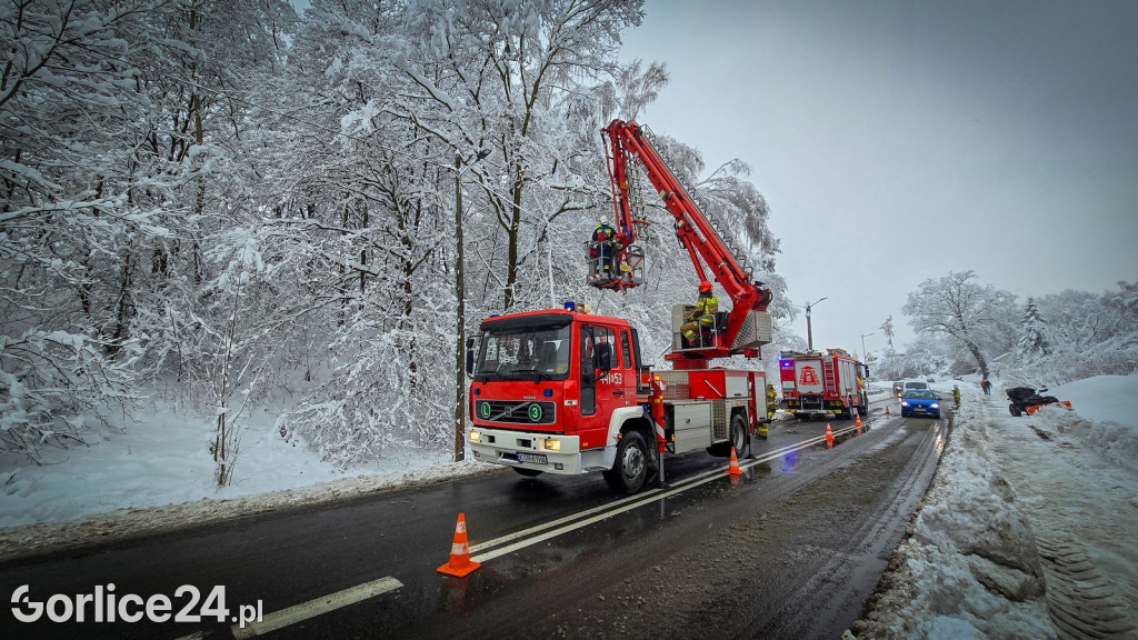 Gorlice. Akcje strażaków usuwania skutków śnieżycy (23.11.)