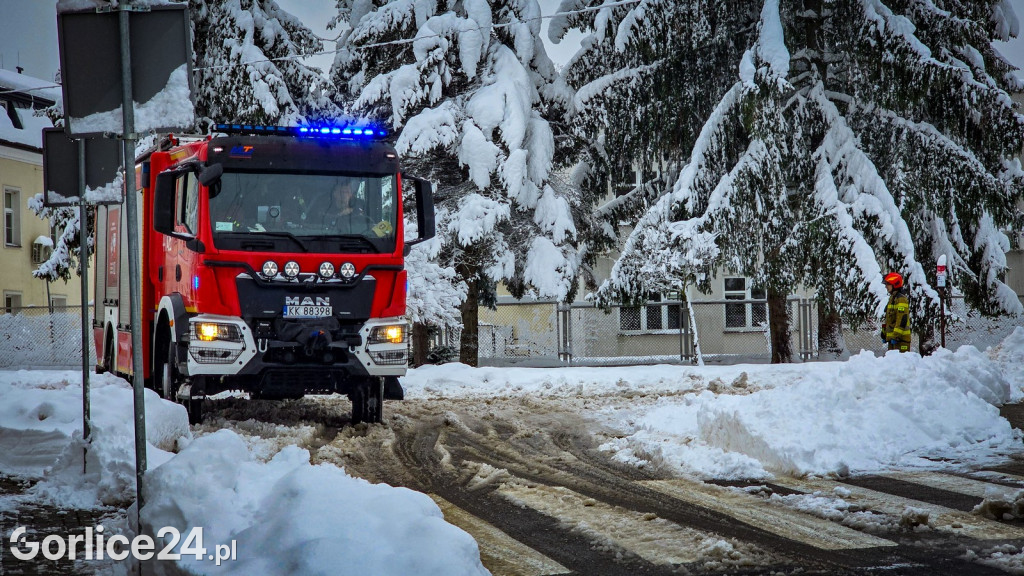 Gorlice. Akcje strażaków usuwania skutków śnieżycy (23.11.)