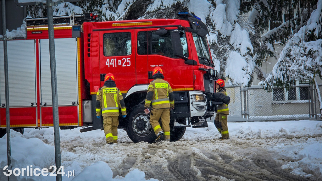 Gorlice. Akcje strażaków usuwania skutków śnieżycy (23.11.)