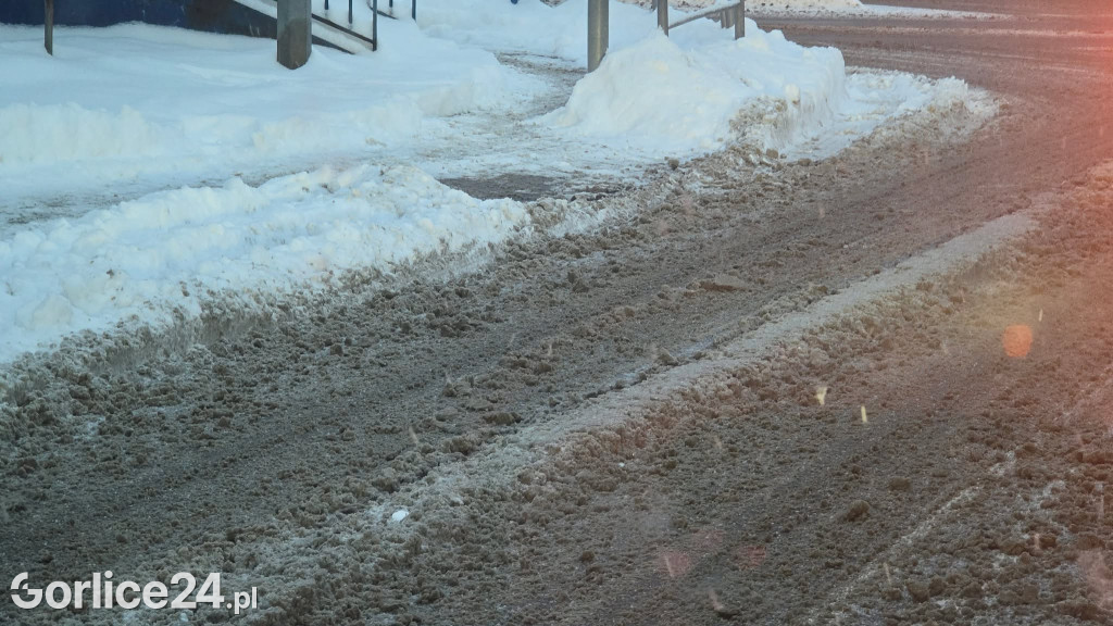 Trudne warunki na drogach powiatu gorlickiego (07.01)