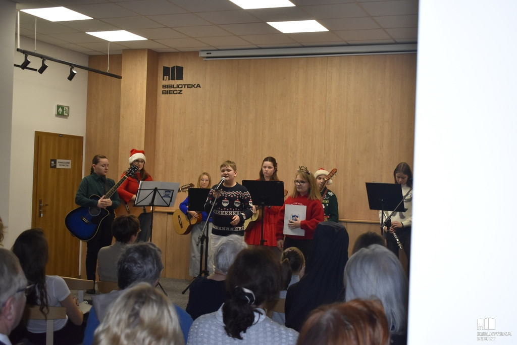 „Kolędy między książkami” w Bibliotece Biecz