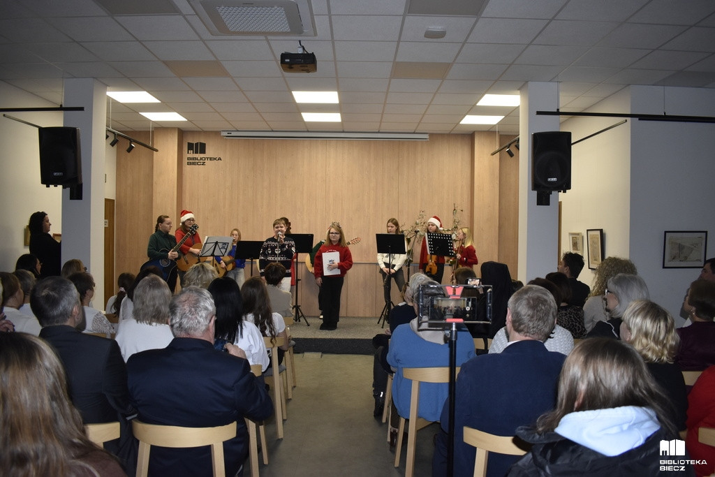 „Kolędy między książkami” w Bibliotece Biecz