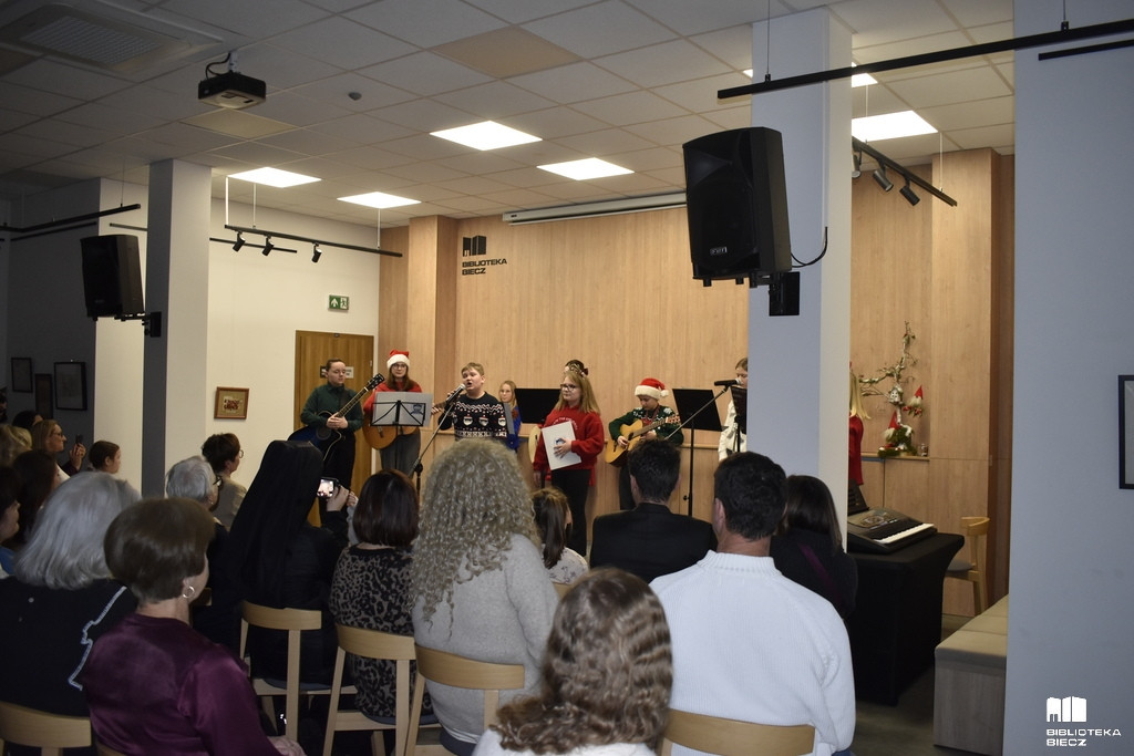 „Kolędy między książkami” w Bibliotece Biecz