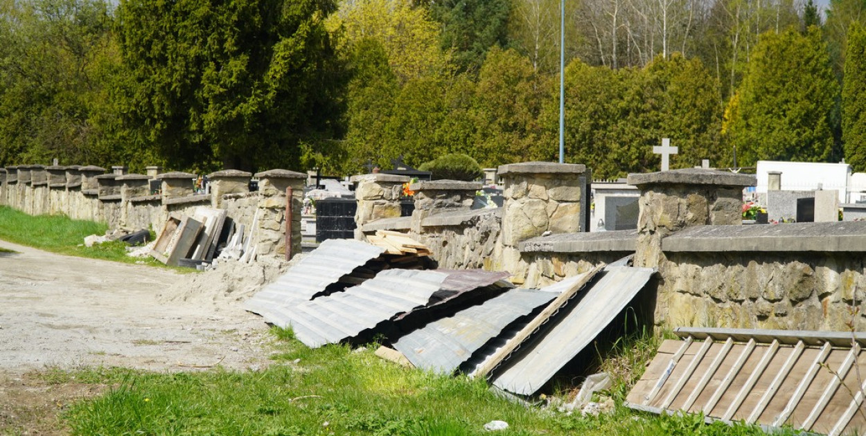 Mur cmentarny