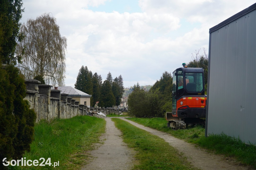 Mur cmentarny