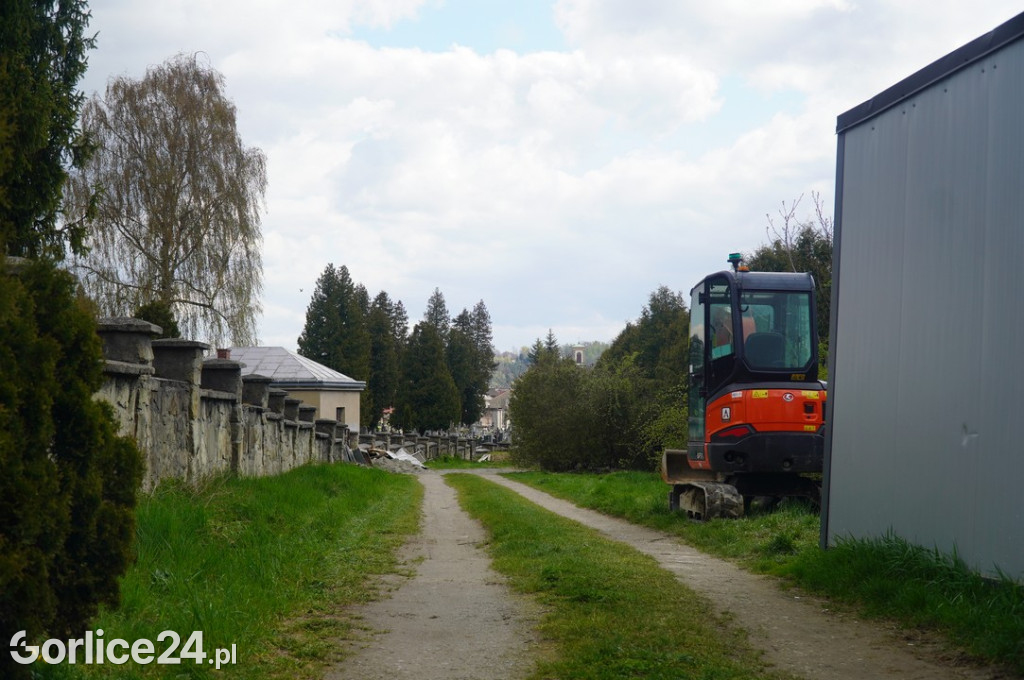 Mur cmentarny