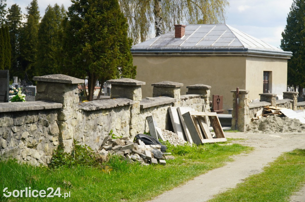 Mur cmentarny