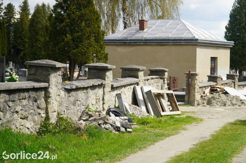 Mur cmentarny