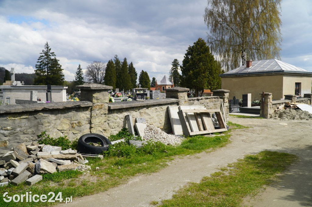 Mur cmentarny