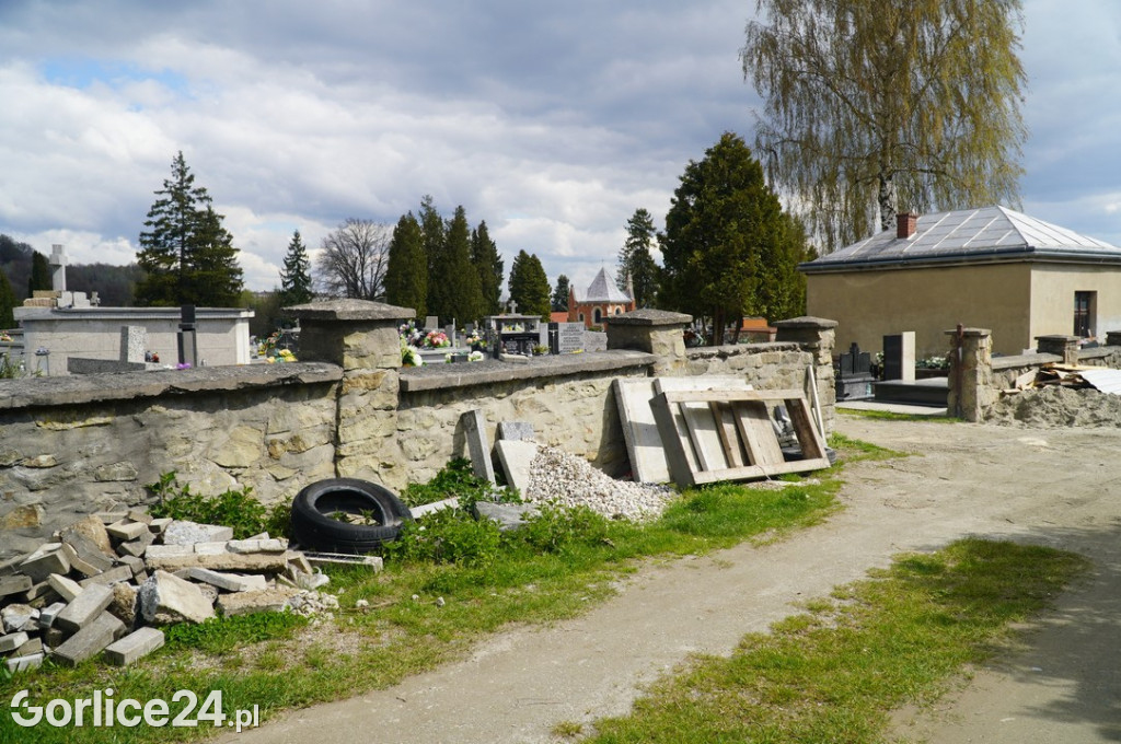 Mur cmentarny