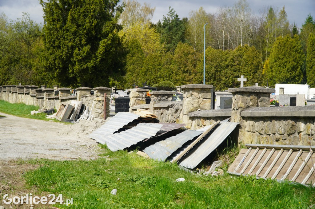 Mur cmentarny