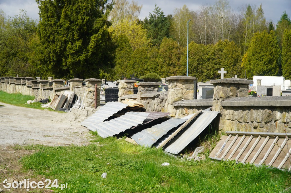 Mur cmentarny