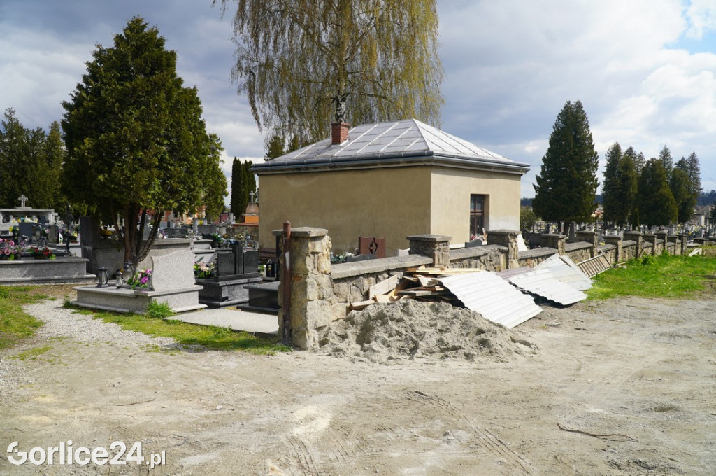 Mur cmentarny