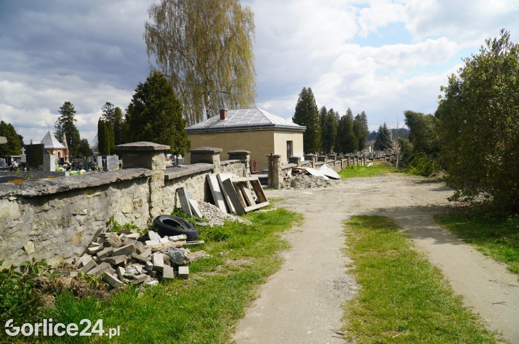 Mur cmentarny