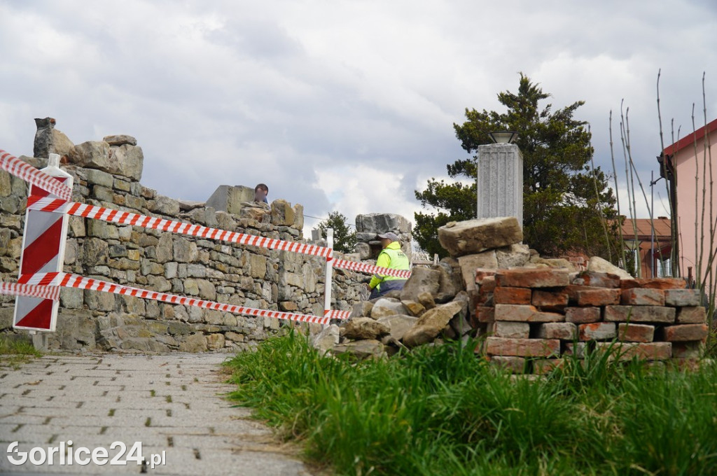 Mur cmentarny