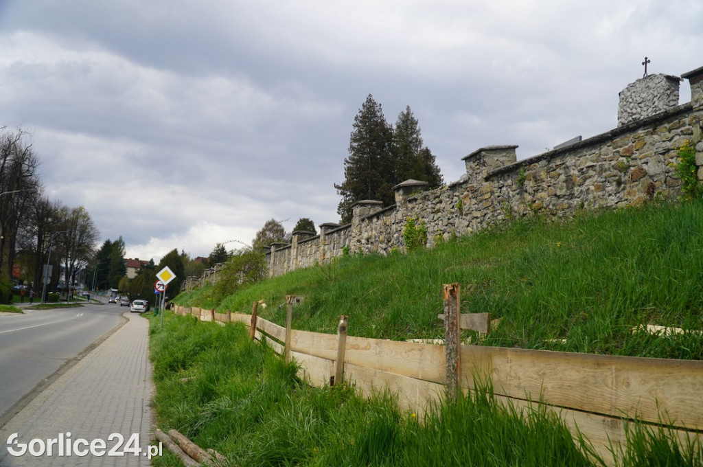 Mur cmentarny