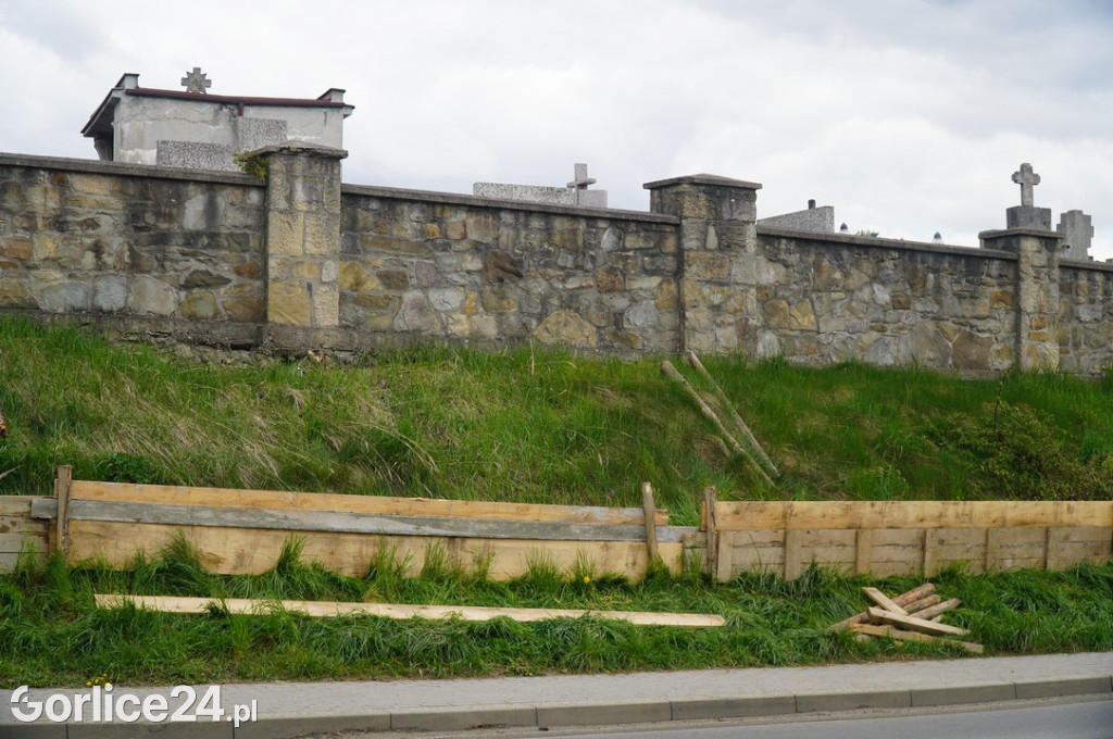 Mur cmentarny