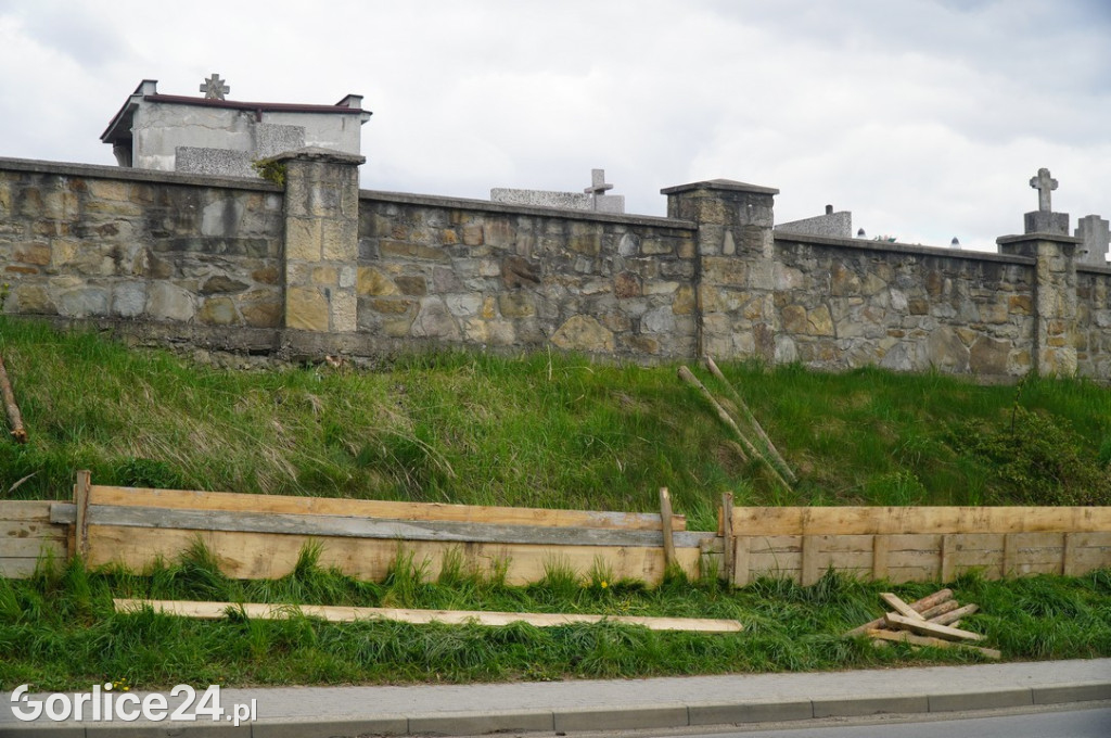 Mur cmentarny
