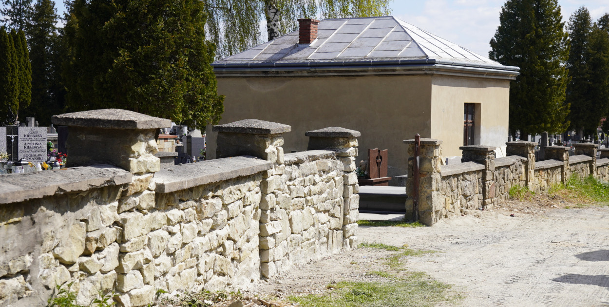 Remont muru cmentarza parafialnego w Gorlicach