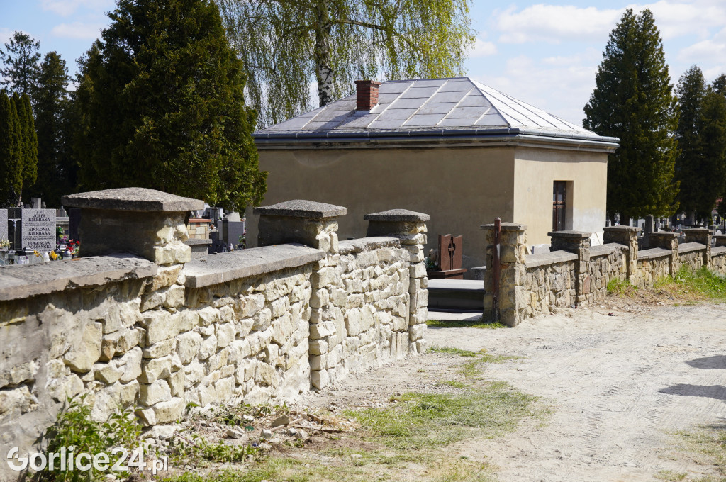 Remont muru cmentarza parafialnego w Gorlicach