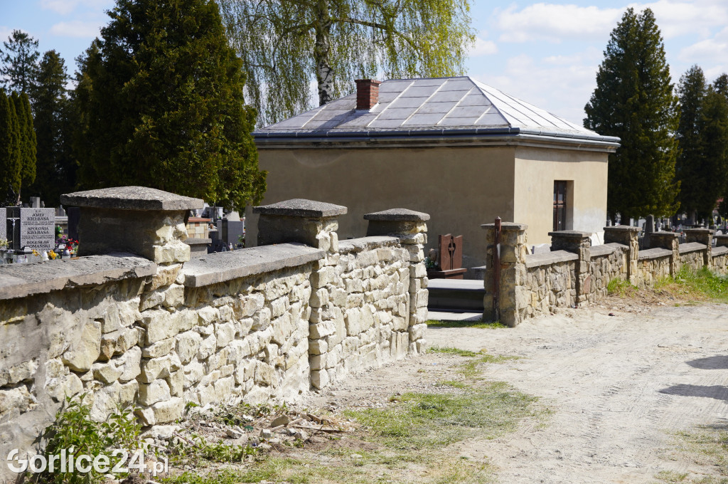 Remont muru cmentarza parafialnego w Gorlicach