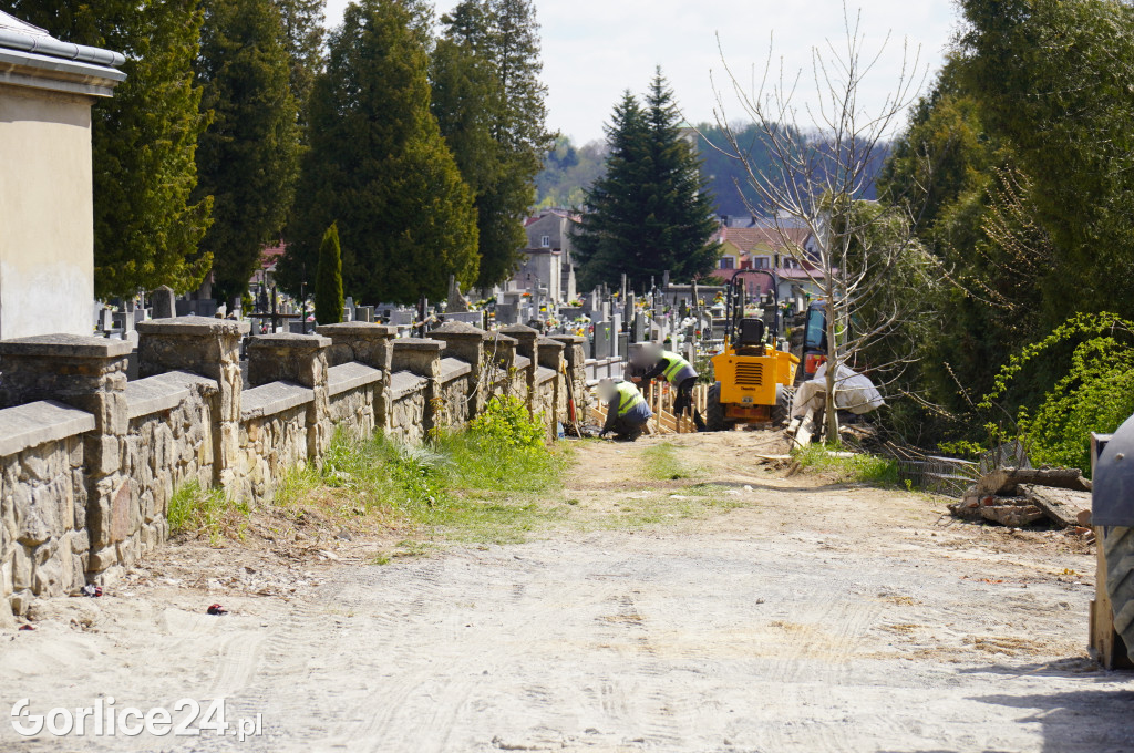 Remont muru cmentarza parafialnego w Gorlicach