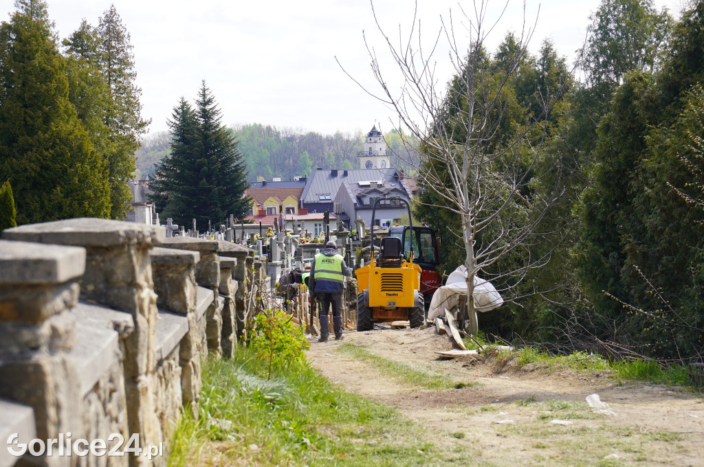 Remont muru cmentarza parafialnego w Gorlicach