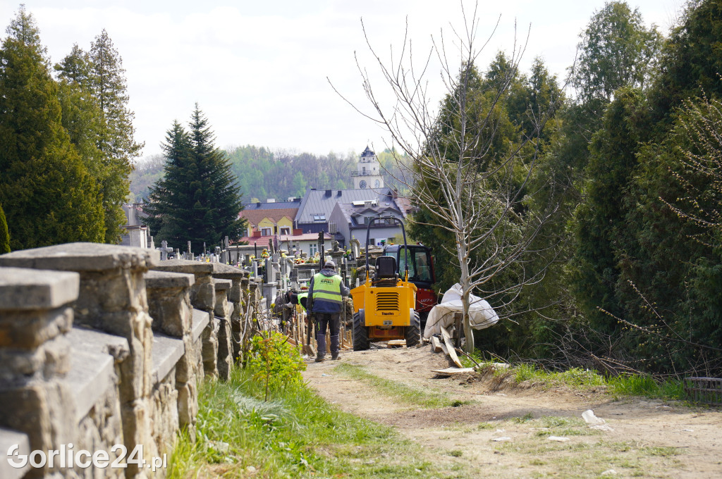 Remont muru cmentarza parafialnego w Gorlicach