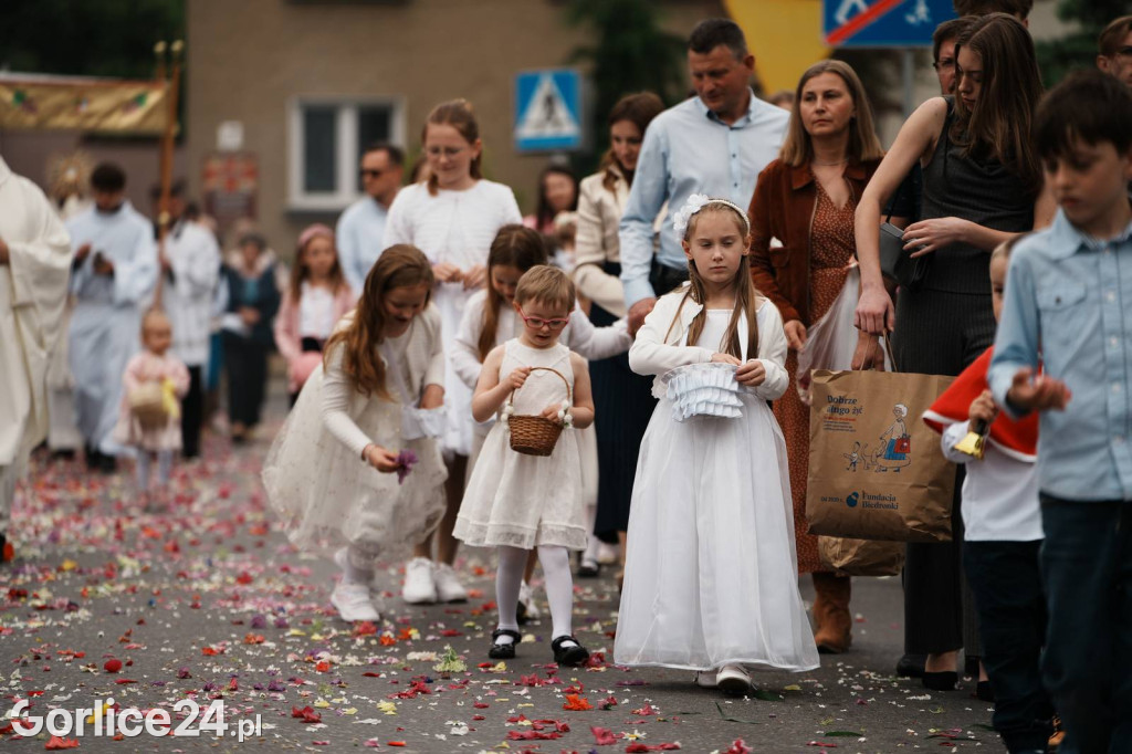Procesja Bożego Ciała w parafii pw. Św. Jadwigi Królowej