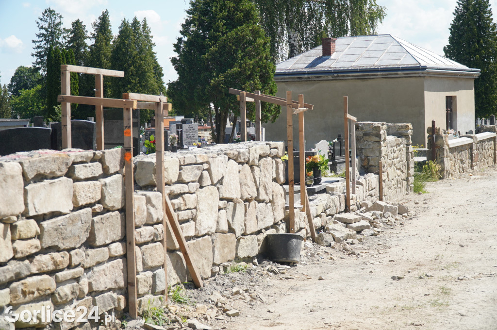 Mur cmentarny (23.06)
