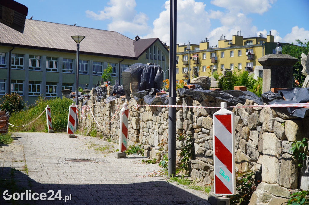 Mur cmentarny (23.06)