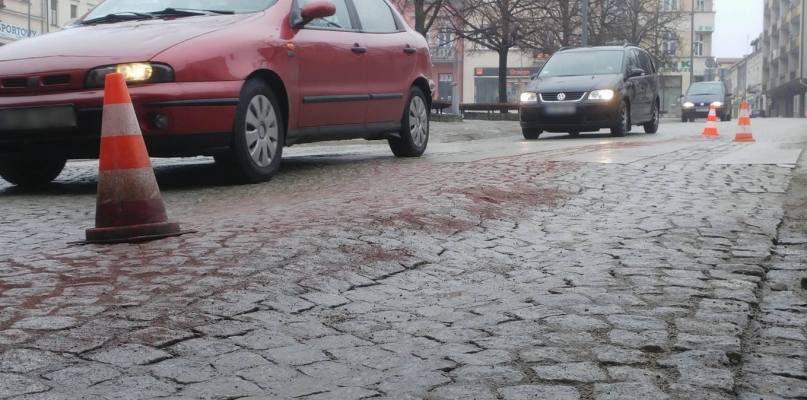 Stan nawierzchni ulicy Mickiewicza na wysokości Rynku w Gorlicach jest coraz gorszy i zagraża autom!