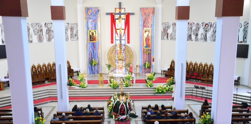 Uroczystości pogrzebowe rozpoczęły się Mszą Świętą odprawioną w kościele parafialnym pw. Świętej Jadwigi Królowej. 