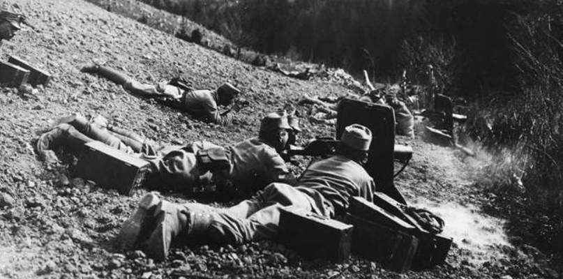 Żołnierze 100. Cieszyńskiego Pułku Piechoty podczas ataku na wzgórze Pustki. Zdobycie tego silnie umocnionego punktu obrony Rosjan miało kluczowe znaczenie dla przebiegu bitwy pod Gorlicami. Foto: NAC