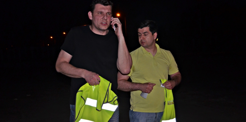 W czasie akcji gaśniczej na terenie zakładu pojawili się Rafał Kukla oraz Łukasz Bałajewicz. Pracownicy "EMPOL-u" wyposażyli ich w odblaskowe kamizelki z napisem "GOŚĆ"
