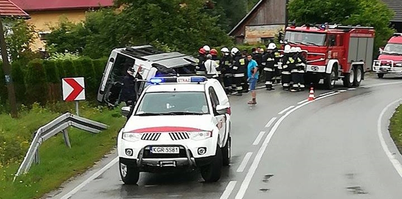 wypadek busa w Binarowej, foto: OSP KSRG Biecz