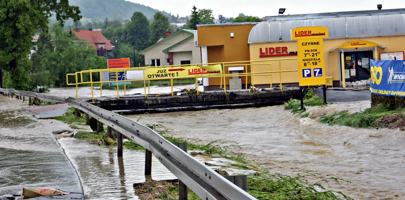 4 czerwca 2010 roku, ulica Stróżowska w Gorlicach po opadnięciu wody na potoku Stróżowianka