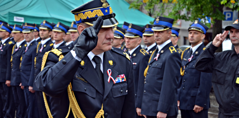 nadbrygadier Stanisław Nowak Małopolski Komendant Wojewódzki Państwowej Straży Pożarnej w trakcie parady
