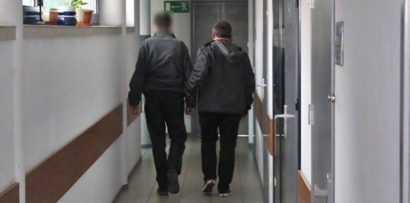 KPP Gorlice - podpalacz odprowadzany do aresztu w chwilę po przyznaniu się do stawianych mu zarzutów