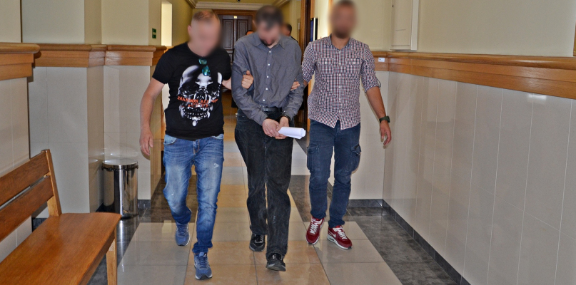 Krzysztof P. opuszcza budynek Sądu trzymając w ręce postanowienie o zastosowaniu wobec niego trzymiesięcznego aresztu tymczasowego