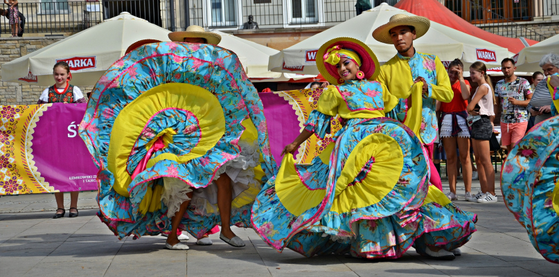 Gorlicka publika najbardziej oklaskiwała niezwykle żywiołowy występ barwnej grupy z Kolumbii 