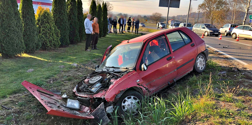 Trzy osobo podróżujące autem osobowym (w tym dwuletnie dziecko) zostało przetransportowane do szpitala w Gorlicach