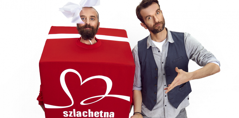 Tomasz Kot i Wojciech Mecwaldowski wspólnie wpadli na pomysł mini-produkcji filmowej, w której z humorem tłumaczą, czym jest Szlachetna Paczka i dlaczego warto ją wspierać.