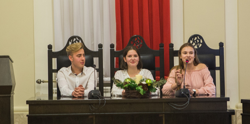 od lewej siedzą: Jakub Tumidajski, Victoria MacIssac, Izabela Sobol