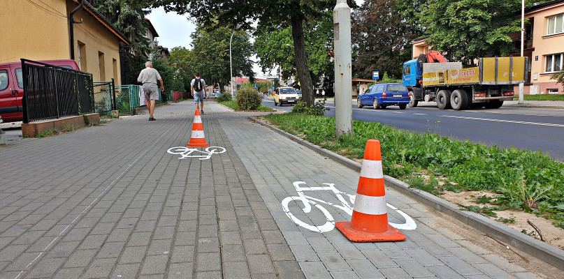 2/3 chodnika wzdłuż ulicy Bieckiej od dziś jest oficjalnie ścieżką rowerową